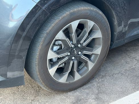 Used 2024 Kia Carnival EX image 6