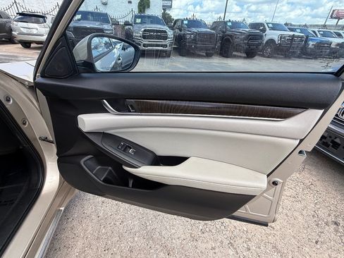 Used 2018 Honda Accord EX image 15