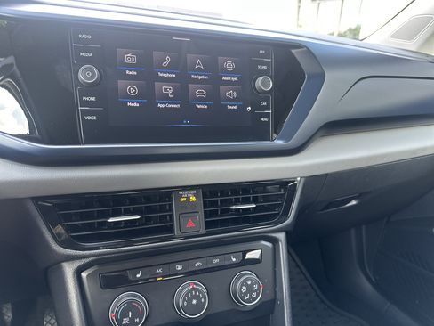 Used 2022 Volkswagen Taos SE w/ Driver Assistance Package FWD image 17
