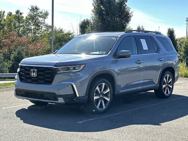 Used 2025 Honda Pilot Touring image 1
