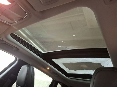 Used 2019 Jeep Cherokee Latitude Plus w/ Comfort/Convenience Group image 10