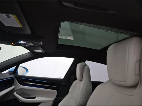 Used 2025 Porsche Macan Electric w/ Premium Package image 12