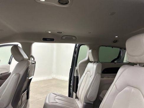 Used 2020 Chrysler Pacifica Touring-L Plus w/ Advanced Safetytec Group FWD image 28