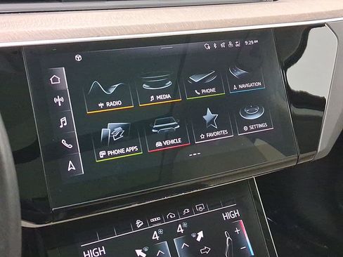 Used 2022 Audi e-tron Premium Plus image 23