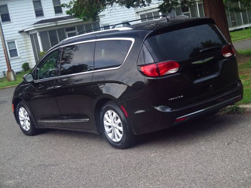 Used 2019 Chrysler Pacifica Touring-L FWD image 20