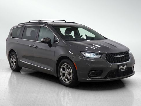 Used 2023 Chrysler Pacifica Limited image 7