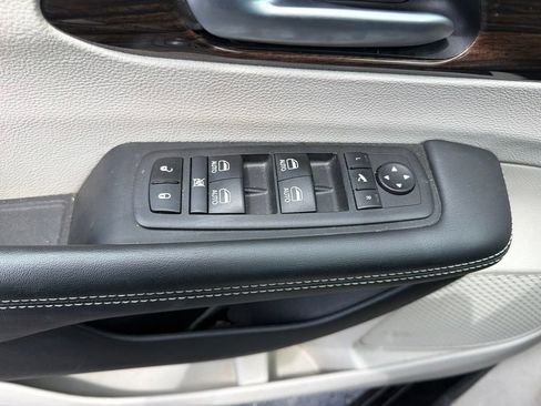 Used 2024 Chrysler Pacifica Limited FWD image 38