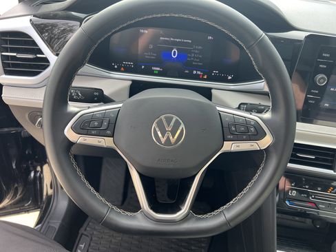 Certified 2025 Volkswagen Taos SE w/ Panoramic Sunroof Package image 17