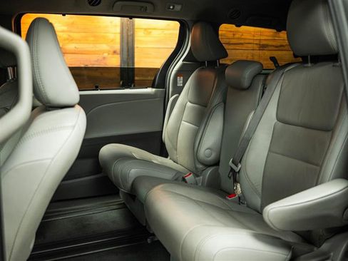 Used 2019 Toyota Sienna XLE w/ XLE Navigation Package FWD image 11