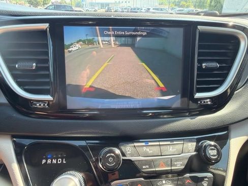 Used 2024 Chrysler Pacifica Touring-L FWD image 23
