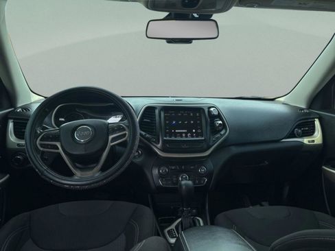 Used 2017 Jeep Cherokee Latitude w/ Comfort/Convenience Group FWD image 8