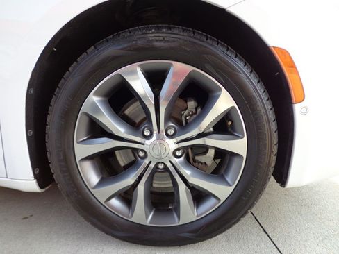 Used 2017 Chrysler Pacifica Limited w/ UConnect Theater Package FWD image 10