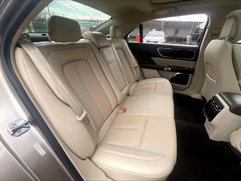 Used 2018 Lincoln Continental Select image 32