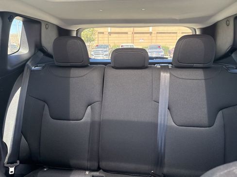 Used 2023 Jeep Renegade Latitude w/ Sun & Fun Group image 17