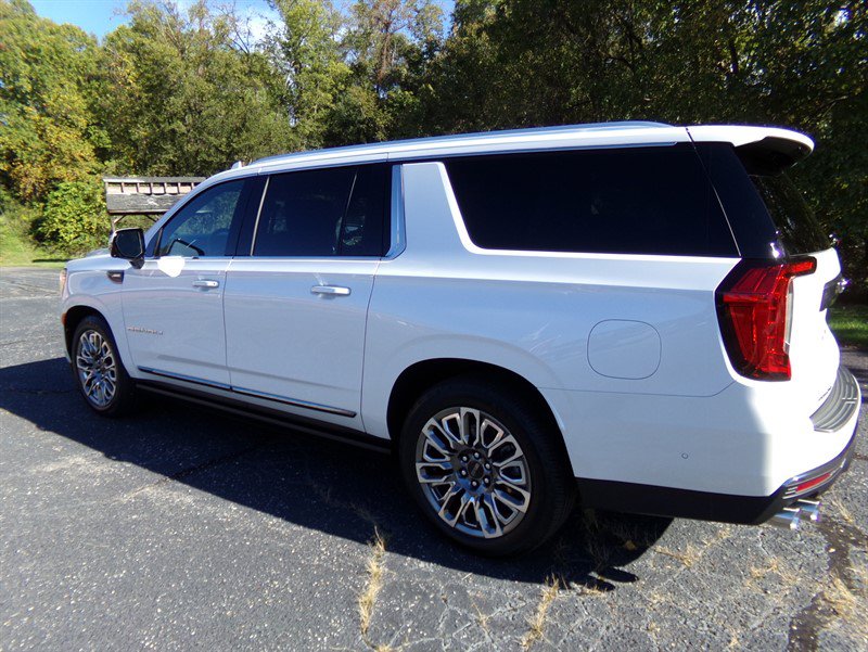Used 2024 GMC Yukon XL Denali Ultimate AWD/4WD image 9