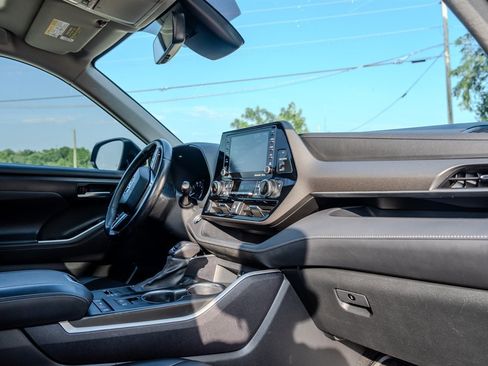 Used 2020 Toyota Highlander XLE FWD image 33