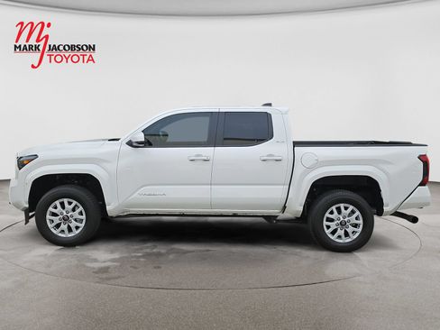 Used 2024 Toyota Tacoma SR5 AWD/4WD image 9