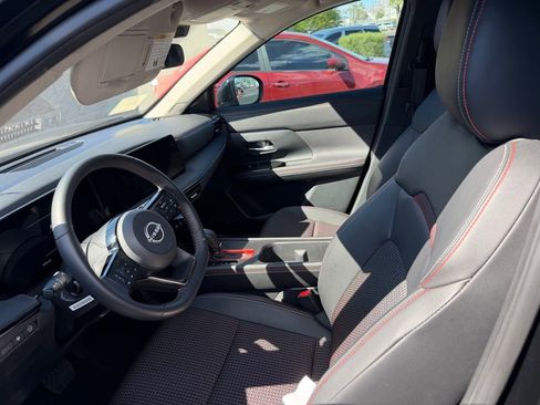 Used 2025 Nissan Kicks SR w/ Illumination Package image 10