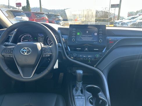 Used 2024 Toyota Camry SE image 11