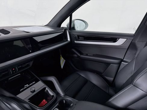 Certified 2025 Porsche Cayenne AWD/4WD image 23