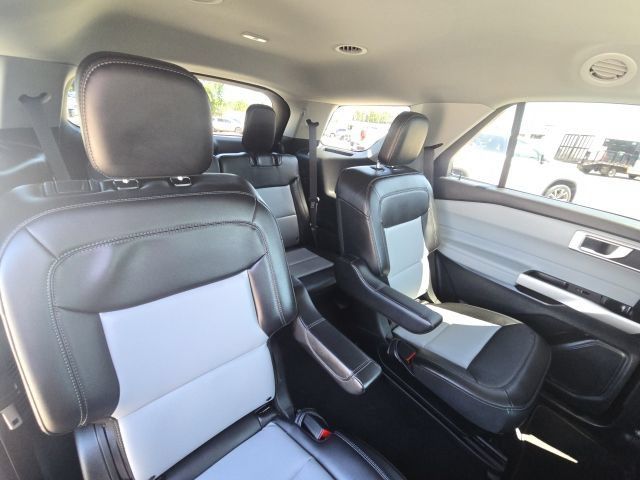 Used 2024 Ford Explorer XLT w/ Equipment Group 202A RWD image 16