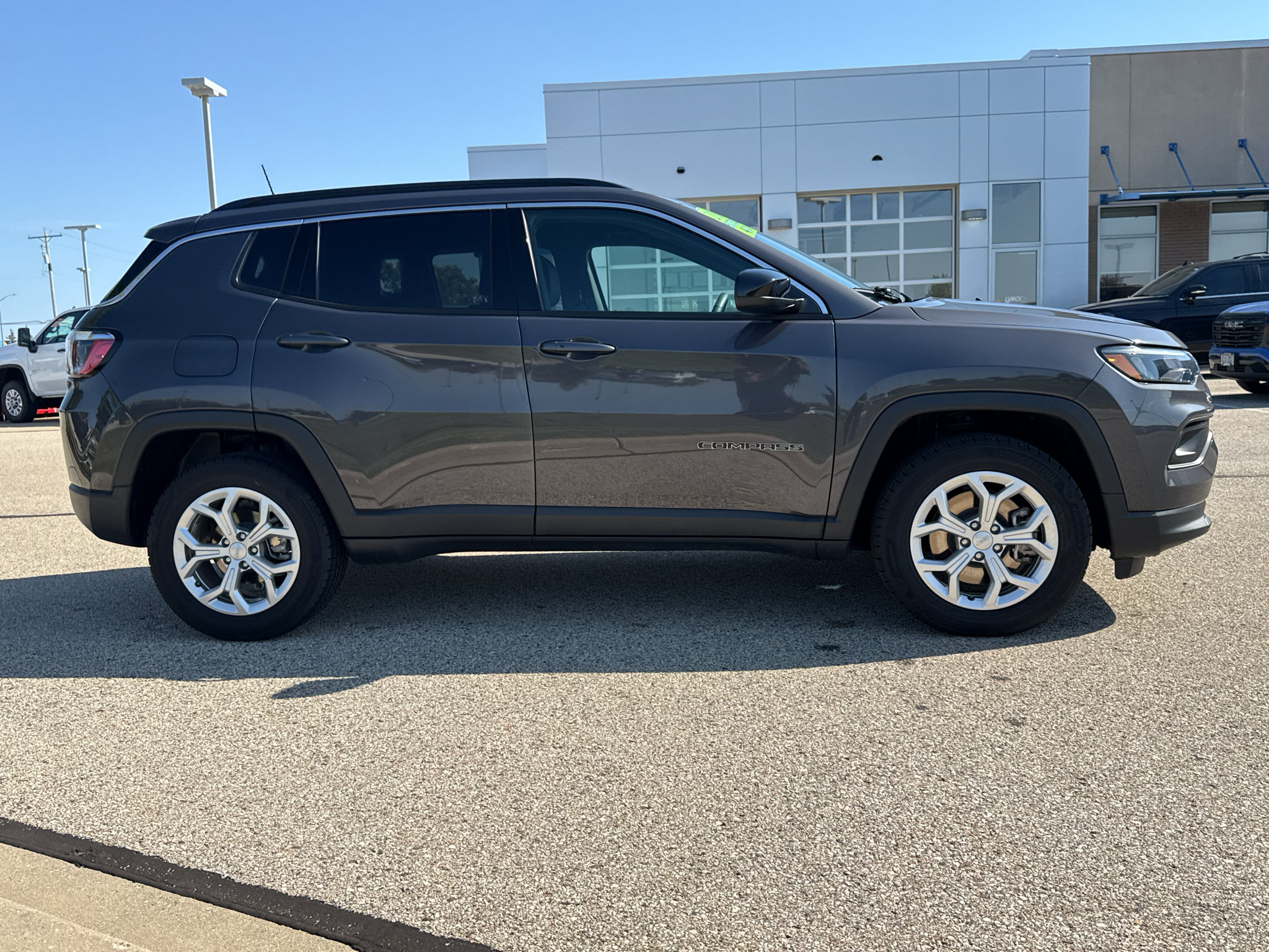 Used 2024 Jeep Compass Latitude w/ Convenience Group AWD/4WD image 6