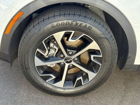 Certified 2024 Kia Sportage EX w/ EX Premium Package AWD/4WD image 6