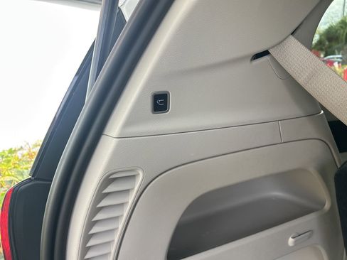 Used 2023 Chrysler Voyager LX image 8