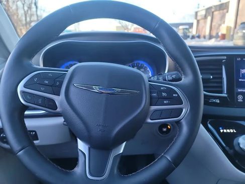 Used 2017 Chrysler Pacifica Touring-L Plus FWD image 14