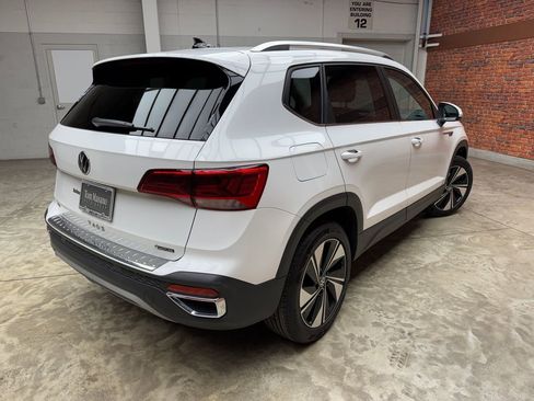 Used 2023 Volkswagen Taos SE w/ Panoramic Sunroof Package AWD/4WD image 5