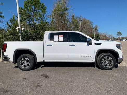 Used 2025 GMC Sierra 1500 SLT image 2