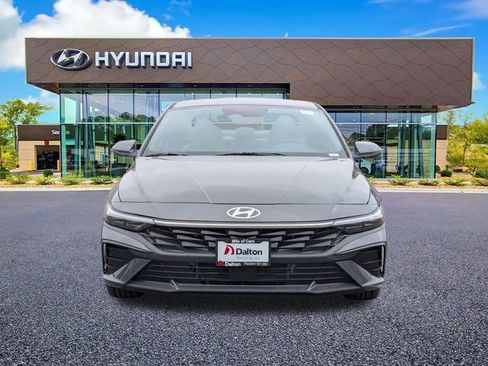 Used 2025 Hyundai Elantra Limited FWD image 2