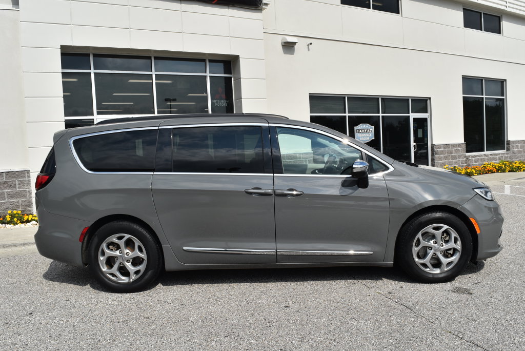 Used 2023 Chrysler Pacifica Limited FWD image 2