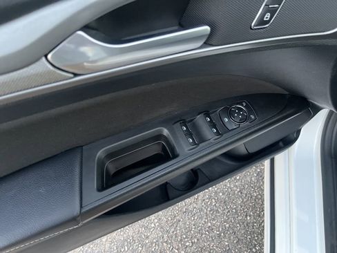 Used 2020 Ford Fusion SE image 12