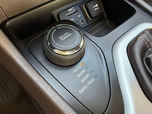 Used 2017 Jeep Cherokee Overland w/ Technology Group image 29