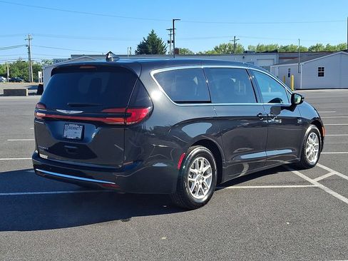 Used 2023 Chrysler Pacifica Touring-L FWD image 6