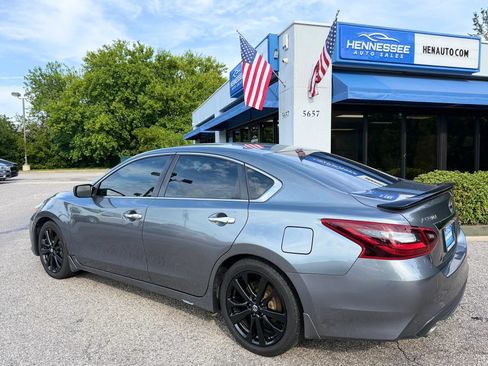 Used 2017 Nissan Altima 2.5 SR w/ Midnight Edition Package FWD image 11