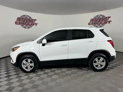 Used 2022 Chevrolet Trax LS w/ Tint and Cruise Package AWD/4WD image 4