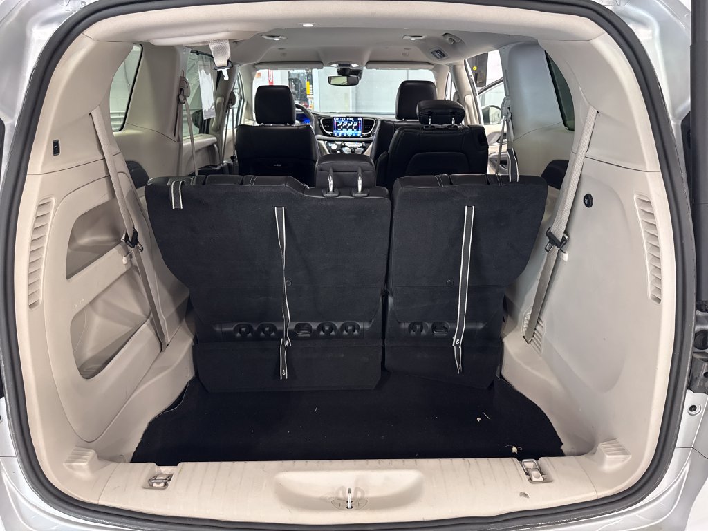 Used 2023 Chrysler Pacifica Touring-L FWD image 45