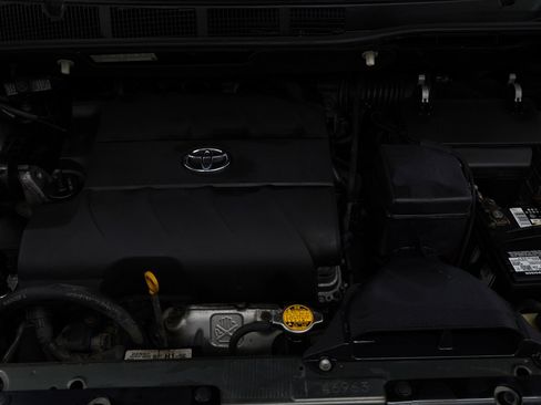 Used 2012 Toyota Sienna XLE image 25
