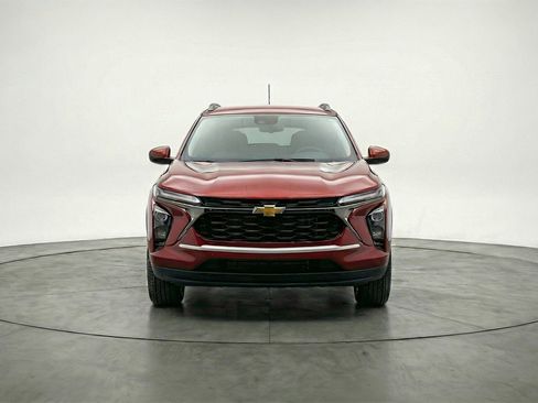 Used 2025 Chevrolet Trax LT image 2
