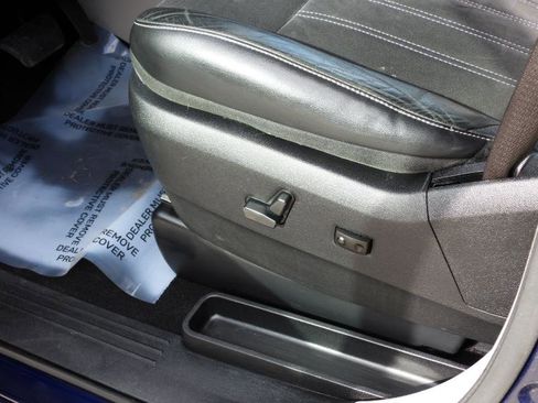 Used 2014 Chrysler Town & Country Touring-L image 33