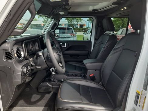 Used 2025 Jeep Gladiator Sport AWD/4WD image 13