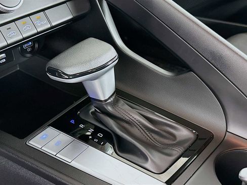 Used 2022 Hyundai Elantra SE w/ Cargo Package image 17