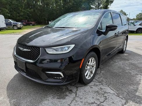 Used 2024 Chrysler Pacifica Touring-L FWD image 1