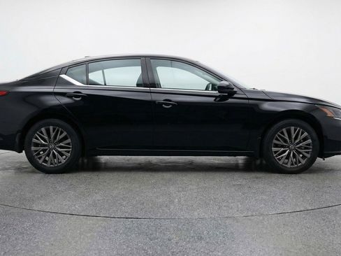 Used 2025 Nissan Altima 2.5 SV FWD image 11