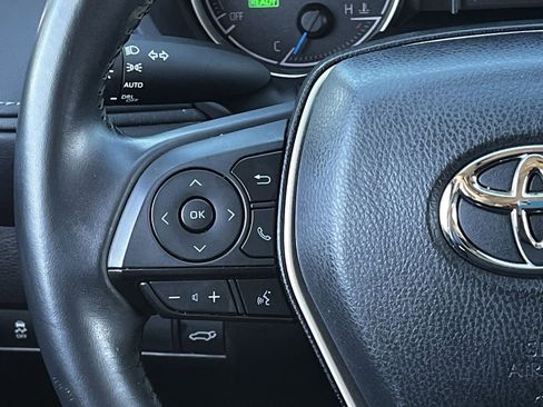 Used 2021 Toyota Venza LE image 12