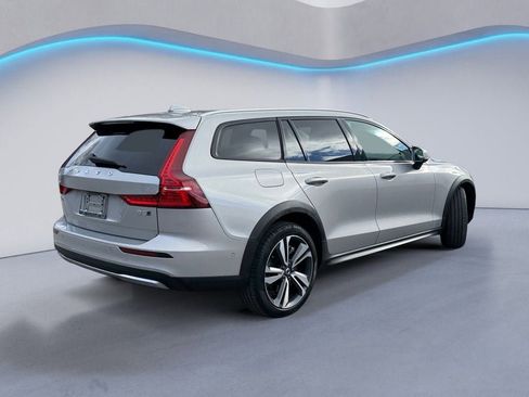 Certified 2025 Volvo V60 B5 Cross Country Plus image 4