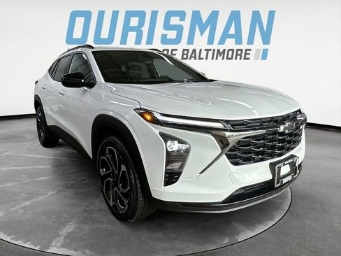 Used 2025 Chevrolet Trax RS w/ Sunroof Package FWD image 1