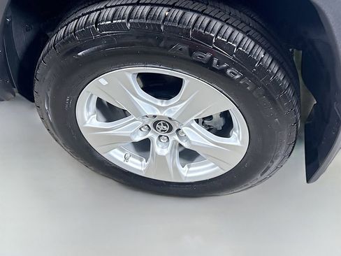 Used 2021 Toyota RAV4 LE AWD/4WD image 9